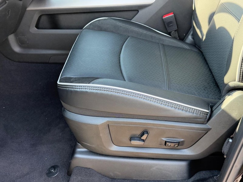 Ram 2500 Vehicle Full-screen Gallery Image 9