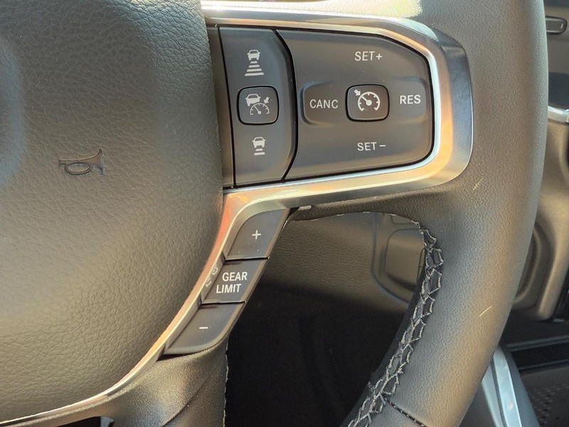 Ram 2500 Vehicle Full-screen Gallery Image 11