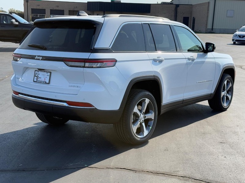 Jeep Grand Cherokee Vehicle Full-screen Gallery Image 3