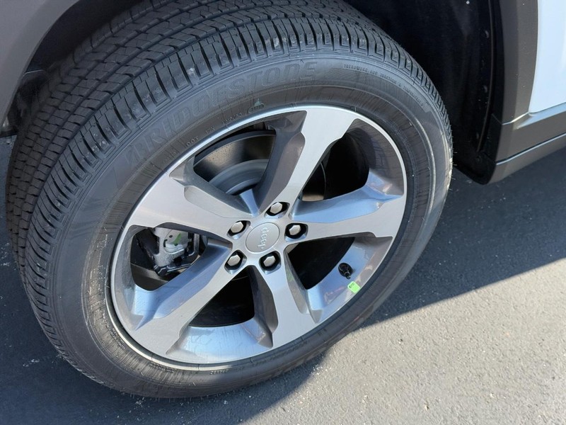 Jeep Grand Cherokee Vehicle Full-screen Gallery Image 5