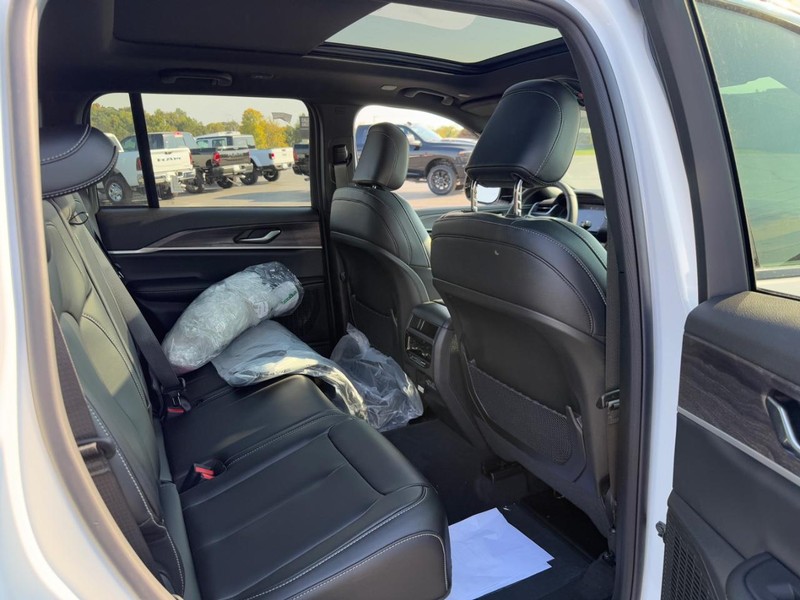 Jeep Grand Cherokee Vehicle Full-screen Gallery Image 6