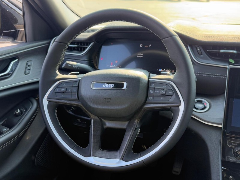 Jeep Grand Cherokee Vehicle Full-screen Gallery Image 8