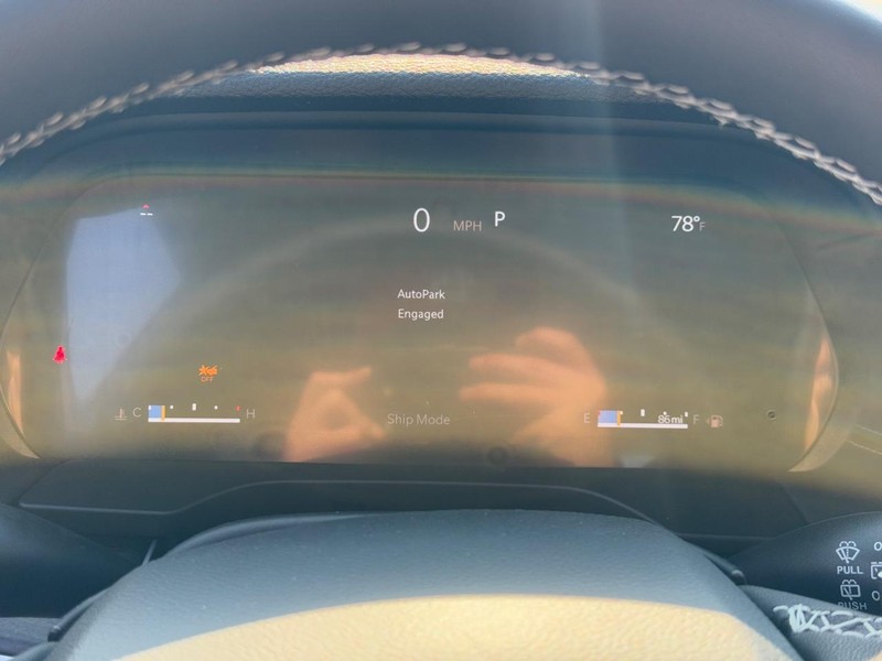 Jeep Grand Cherokee Vehicle Full-screen Gallery Image 15