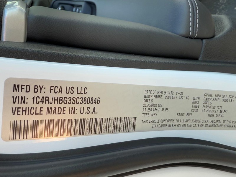 Jeep Grand Cherokee Vehicle Full-screen Gallery Image 17