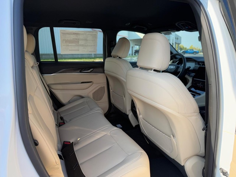 Jeep Grand Cherokee Vehicle Full-screen Gallery Image 6