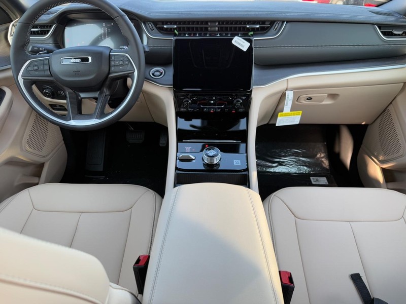 Jeep Grand Cherokee Vehicle Full-screen Gallery Image 7