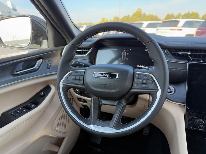 Jeep Grand Cherokee Vehicle Full-screen Gallery Image 8