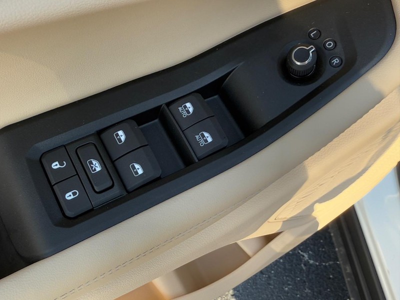 Jeep Grand Cherokee Vehicle Full-screen Gallery Image 10