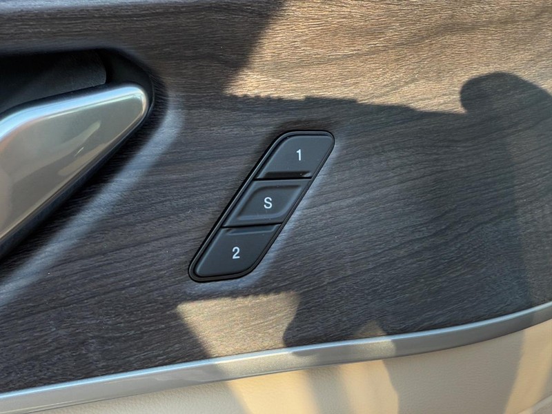 Jeep Grand Cherokee Vehicle Full-screen Gallery Image 11