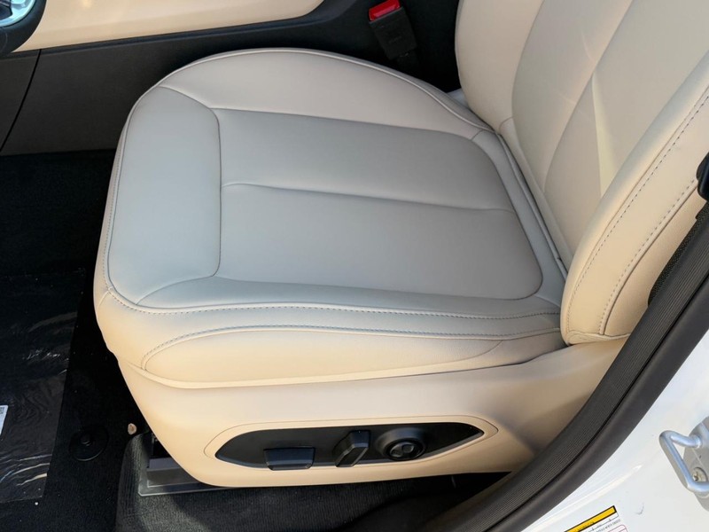 Jeep Grand Cherokee Vehicle Full-screen Gallery Image 12