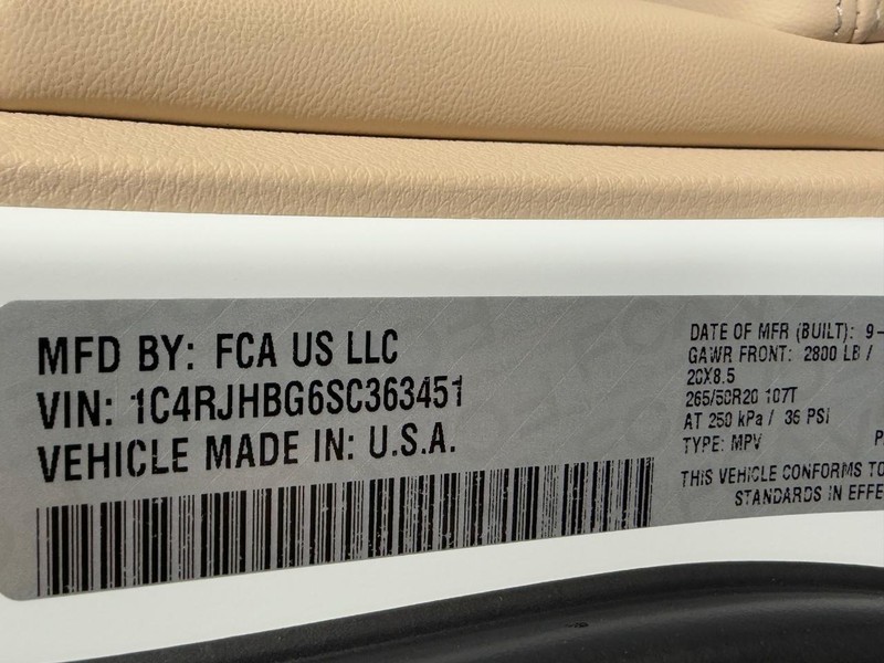 Jeep Grand Cherokee Vehicle Full-screen Gallery Image 16