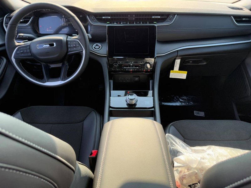 Jeep Grand Cherokee Vehicle Full-screen Gallery Image 6