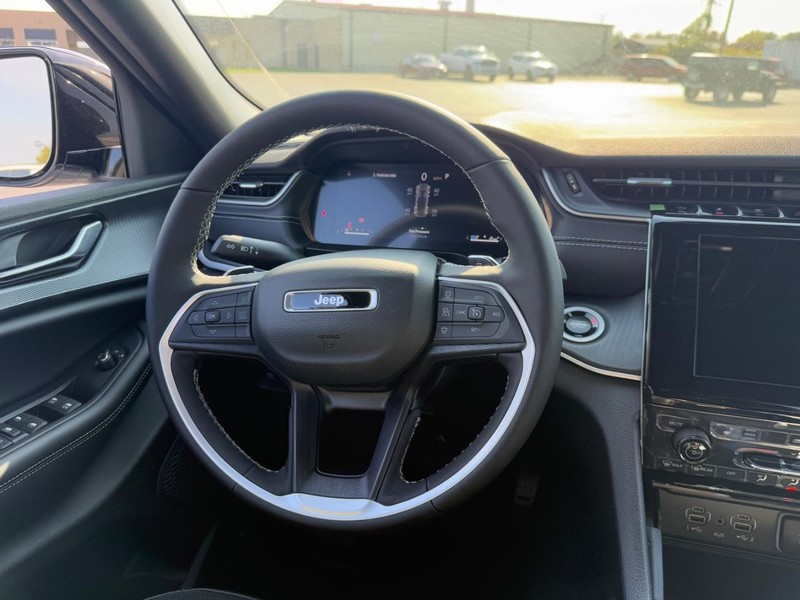 Jeep Grand Cherokee Vehicle Full-screen Gallery Image 7