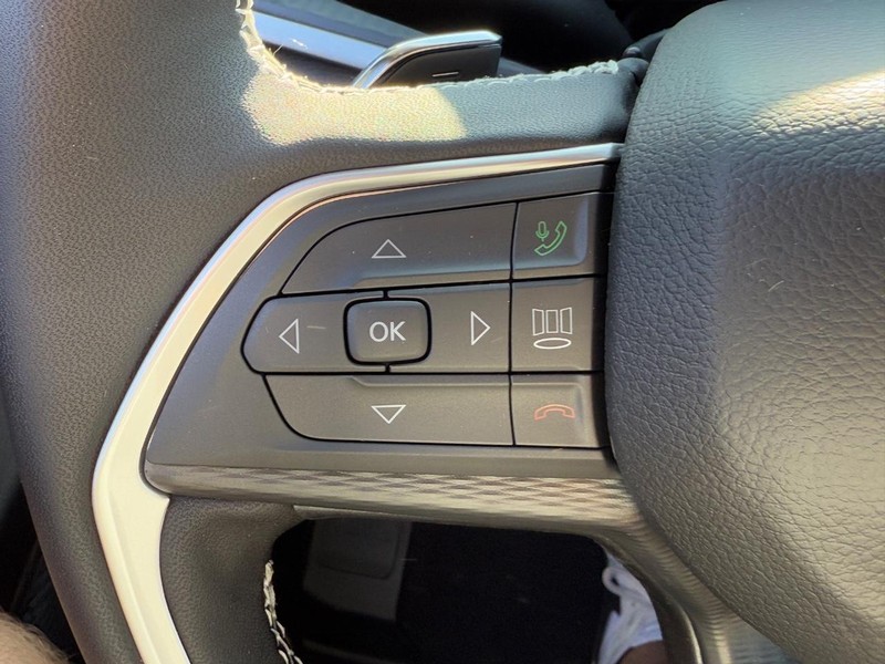 Jeep Grand Cherokee Vehicle Full-screen Gallery Image 11