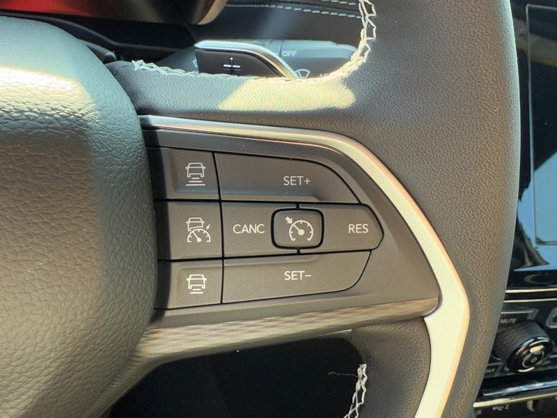 Jeep Grand Cherokee Vehicle Full-screen Gallery Image 12