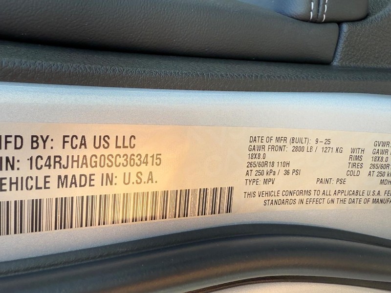 Jeep Grand Cherokee Vehicle Full-screen Gallery Image 15