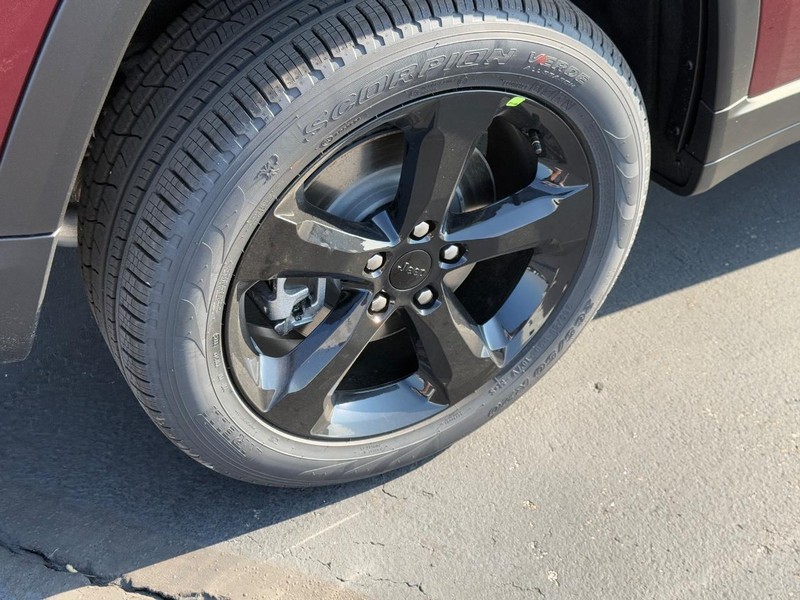 Jeep Grand Cherokee L Vehicle Full-screen Gallery Image 5