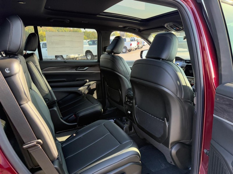 Jeep Grand Cherokee L Vehicle Full-screen Gallery Image 6