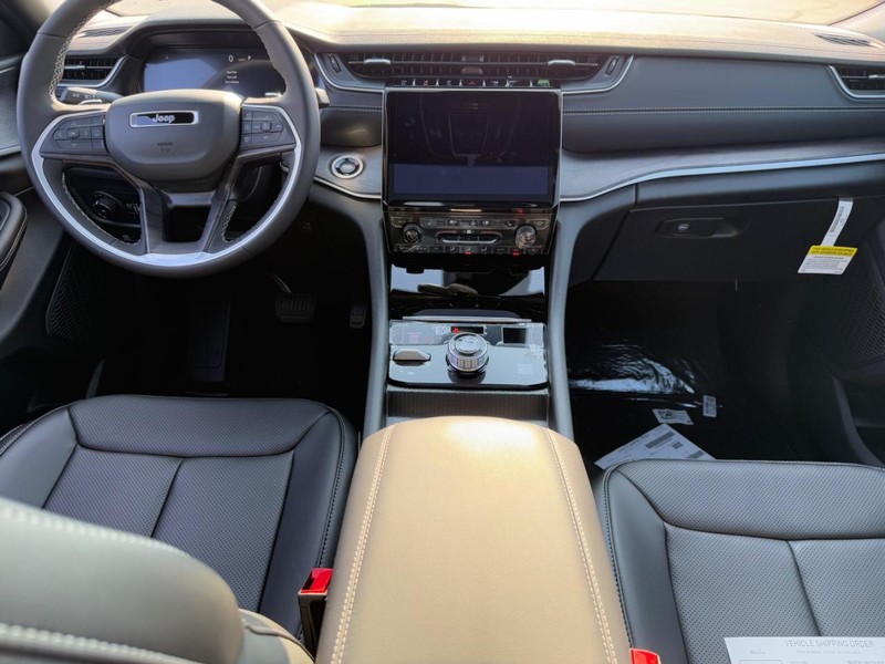 Jeep Grand Cherokee L Vehicle Full-screen Gallery Image 8