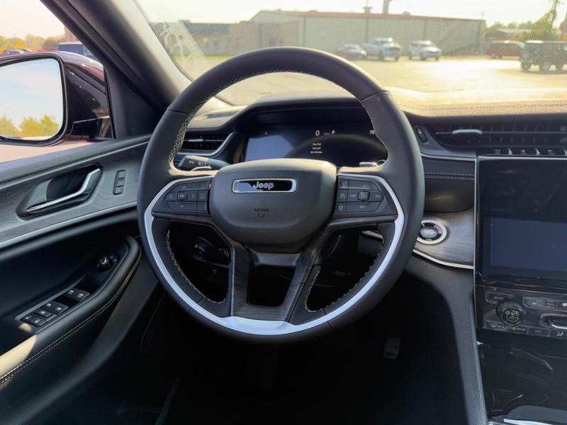 Jeep Grand Cherokee L Vehicle Full-screen Gallery Image 9