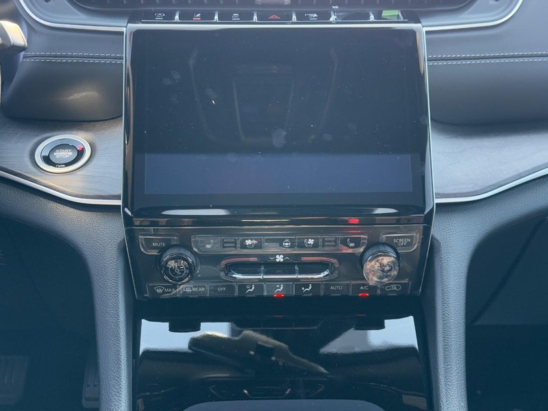 Jeep Grand Cherokee L Vehicle Full-screen Gallery Image 10