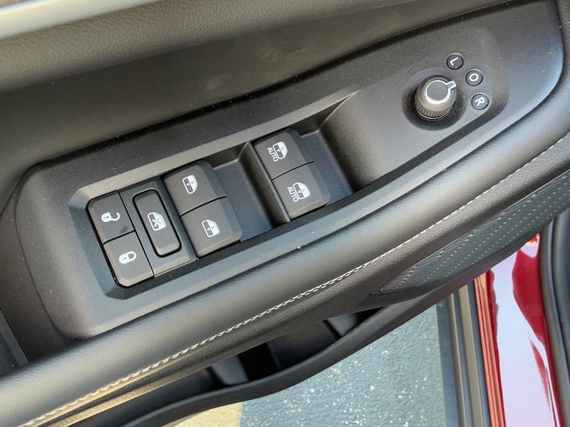 Jeep Grand Cherokee L Vehicle Full-screen Gallery Image 11