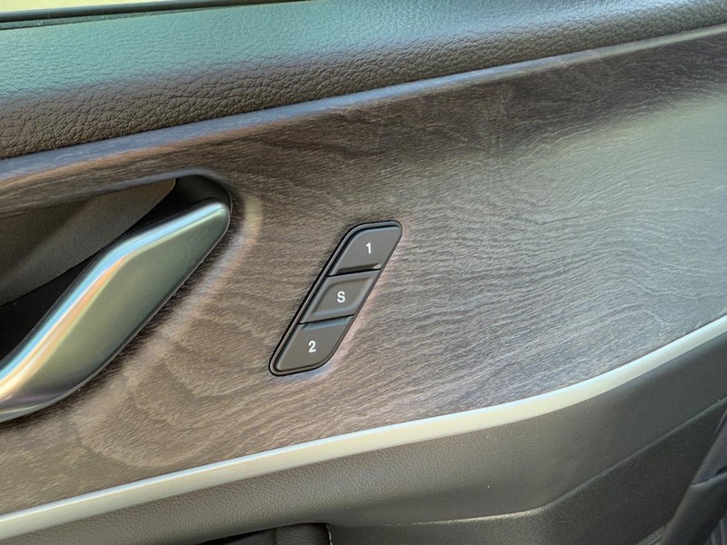 Jeep Grand Cherokee L Vehicle Full-screen Gallery Image 12