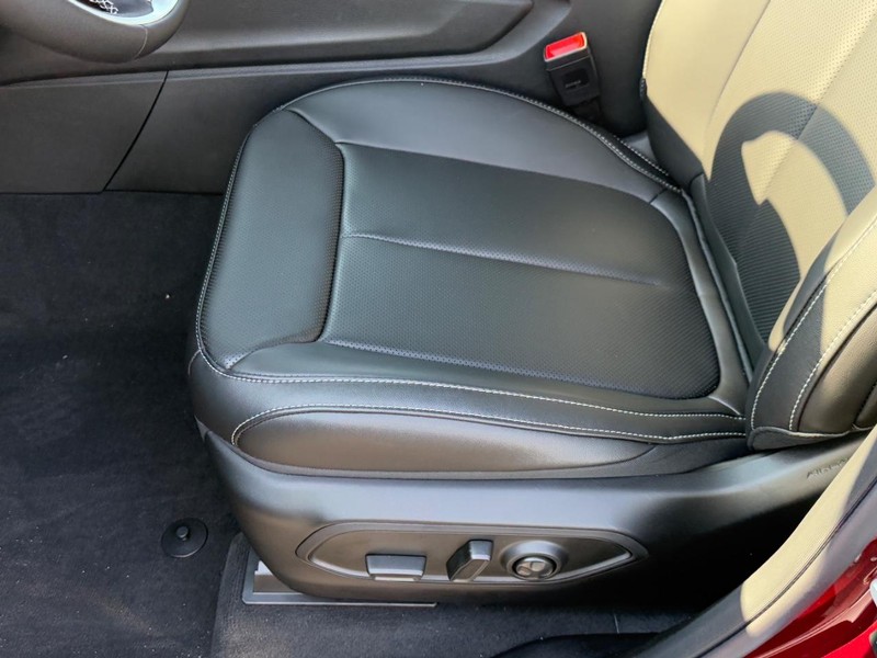 Jeep Grand Cherokee L Vehicle Full-screen Gallery Image 13