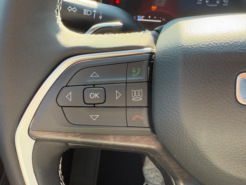 Jeep Grand Cherokee L Vehicle Full-screen Gallery Image 14