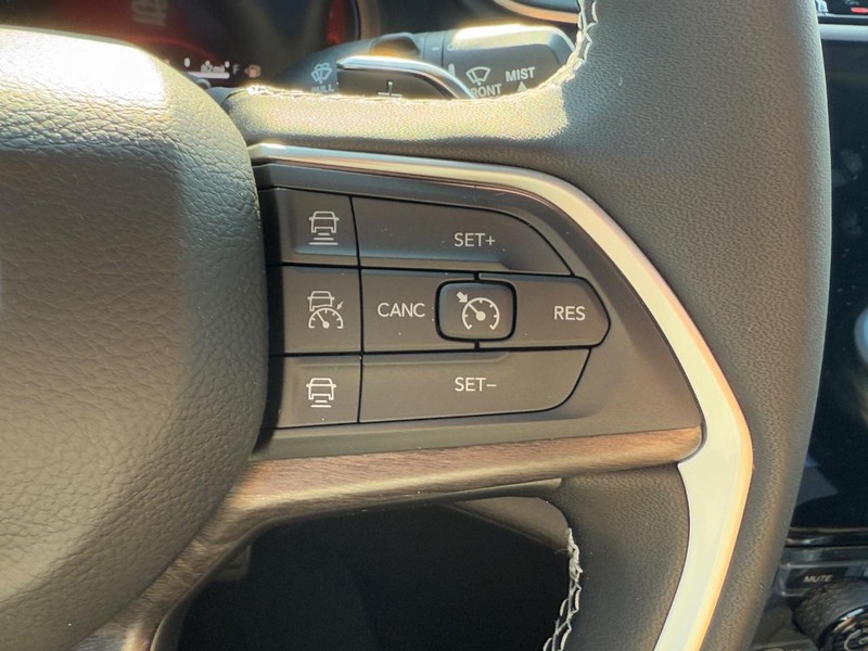 Jeep Grand Cherokee L Vehicle Full-screen Gallery Image 15