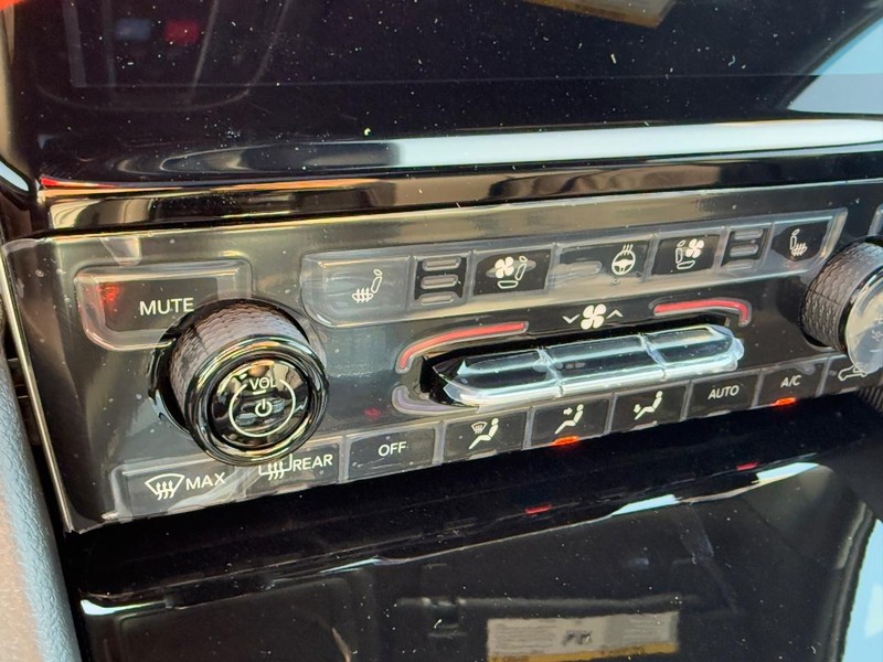 Jeep Grand Cherokee L Vehicle Full-screen Gallery Image 17