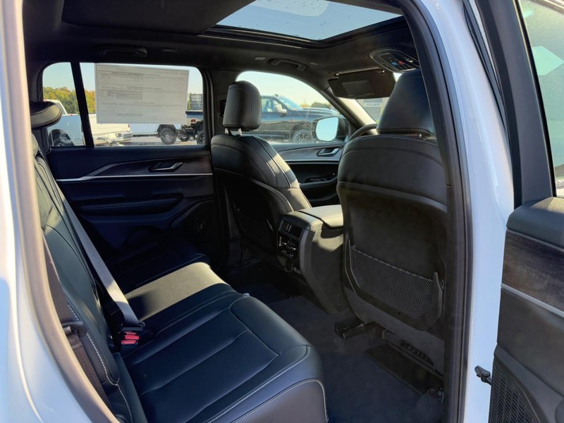 Jeep Grand Cherokee Vehicle Full-screen Gallery Image 5