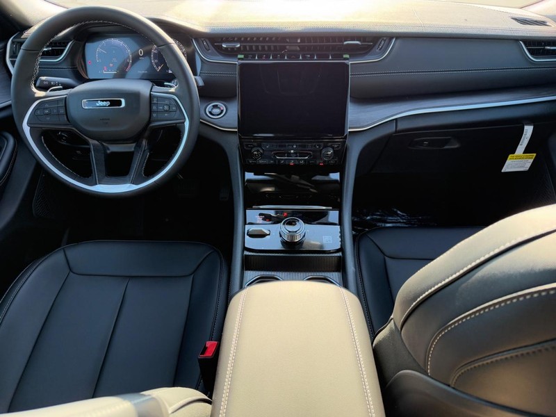 Jeep Grand Cherokee Vehicle Full-screen Gallery Image 6