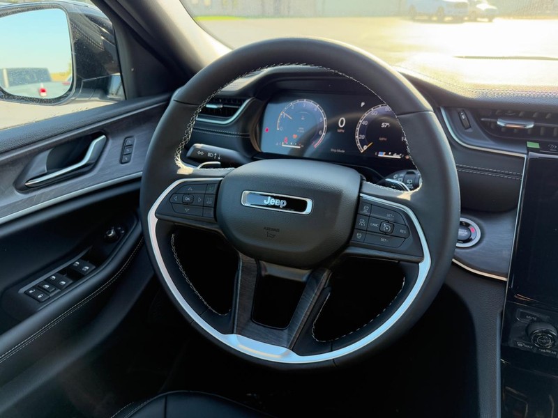 Jeep Grand Cherokee Vehicle Full-screen Gallery Image 7