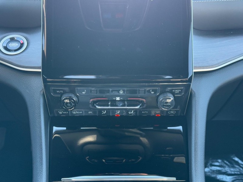 Jeep Grand Cherokee Vehicle Full-screen Gallery Image 8