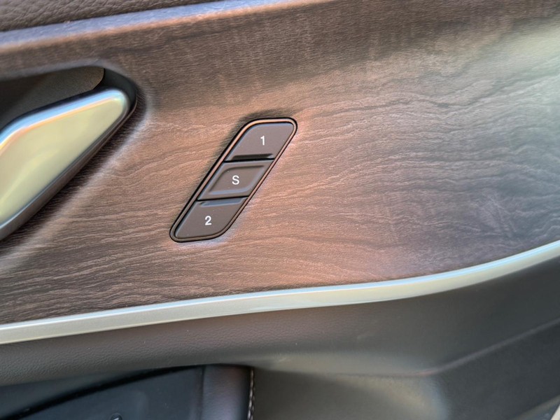 Jeep Grand Cherokee Vehicle Full-screen Gallery Image 10