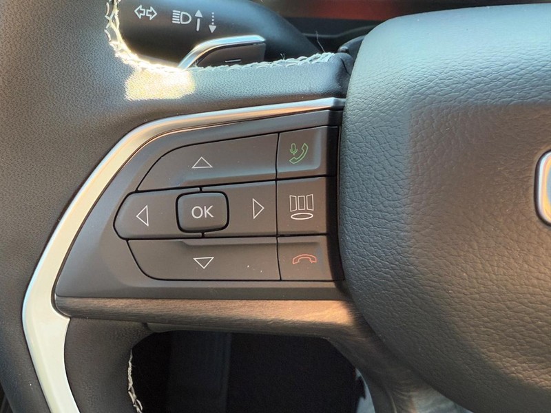 Jeep Grand Cherokee Vehicle Full-screen Gallery Image 12