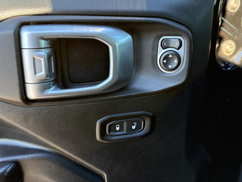 Jeep Wrangler Unlimited Vehicle Full-screen Gallery Image 15