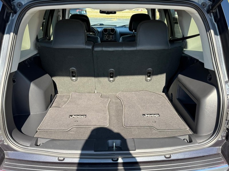 Jeep Patriot Vehicle Full-screen Gallery Image 04