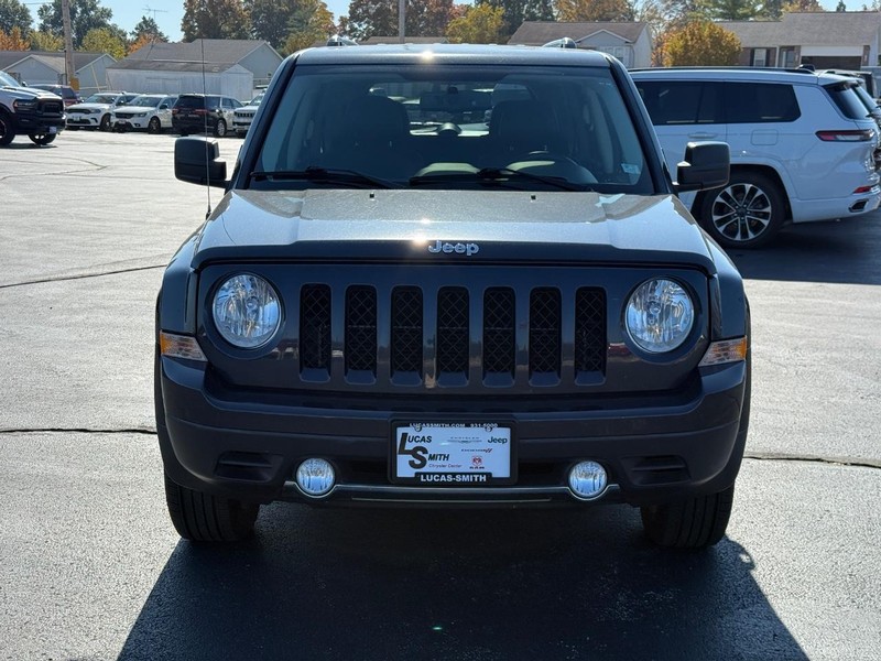 Jeep Patriot Vehicle Full-screen Gallery Image 09