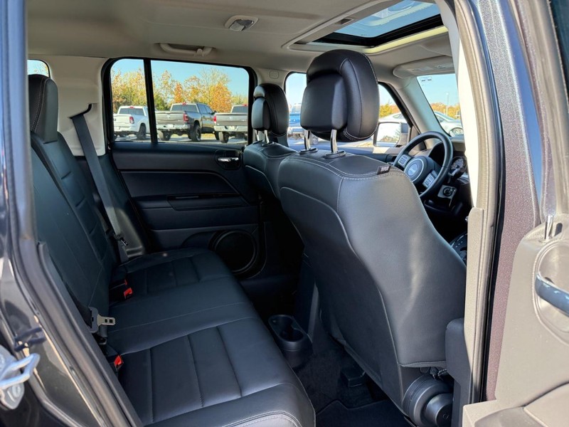 Jeep Patriot Vehicle Full-screen Gallery Image 10