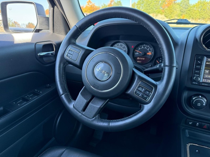 Jeep Patriot Vehicle Full-screen Gallery Image 12