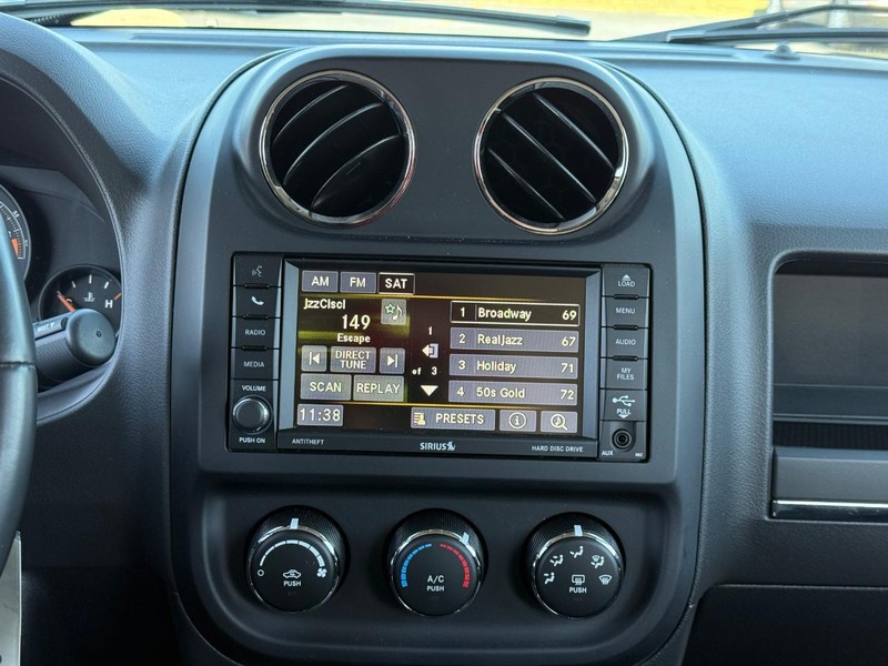 Jeep Patriot Vehicle Full-screen Gallery Image 13