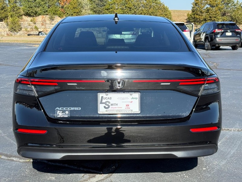 Honda Accord Sedan Vehicle Full-screen Gallery Image 05