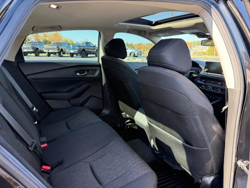 Honda Accord Sedan Vehicle Full-screen Gallery Image 10