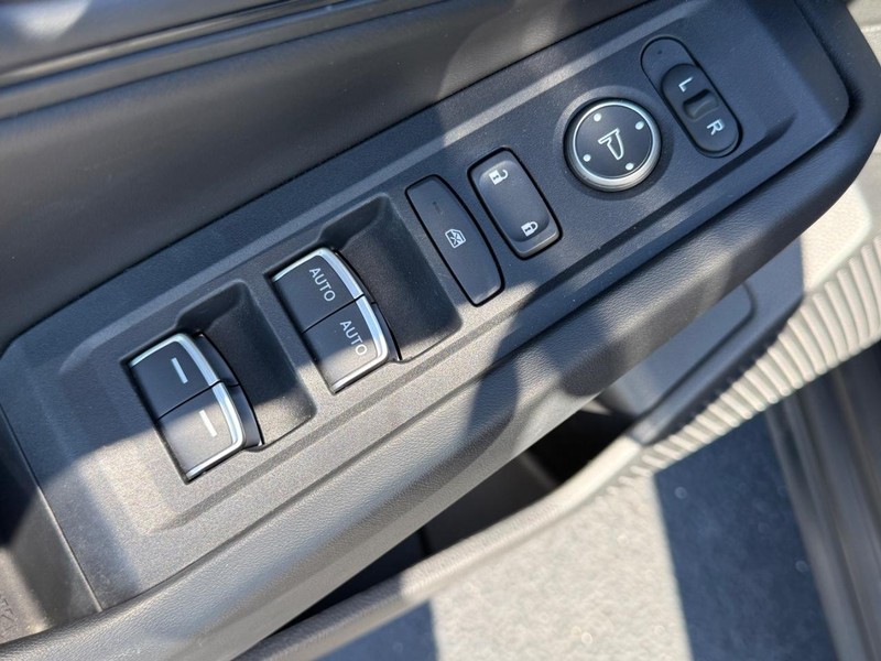 Honda Accord Sedan Vehicle Full-screen Gallery Image 14