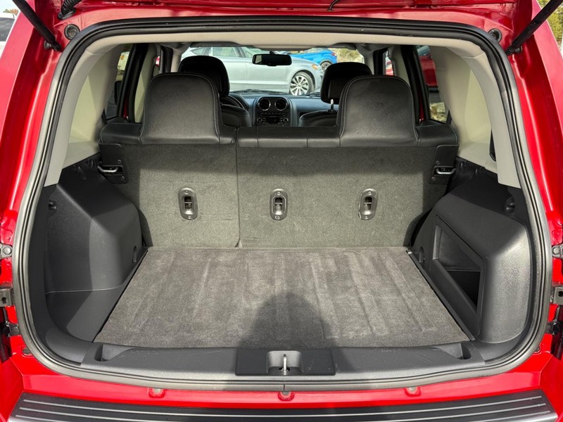 Jeep Patriot Vehicle Full-screen Gallery Image 4