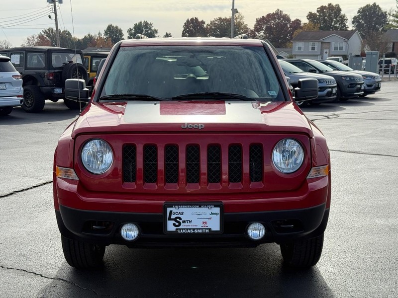Jeep Patriot Vehicle Full-screen Gallery Image 9