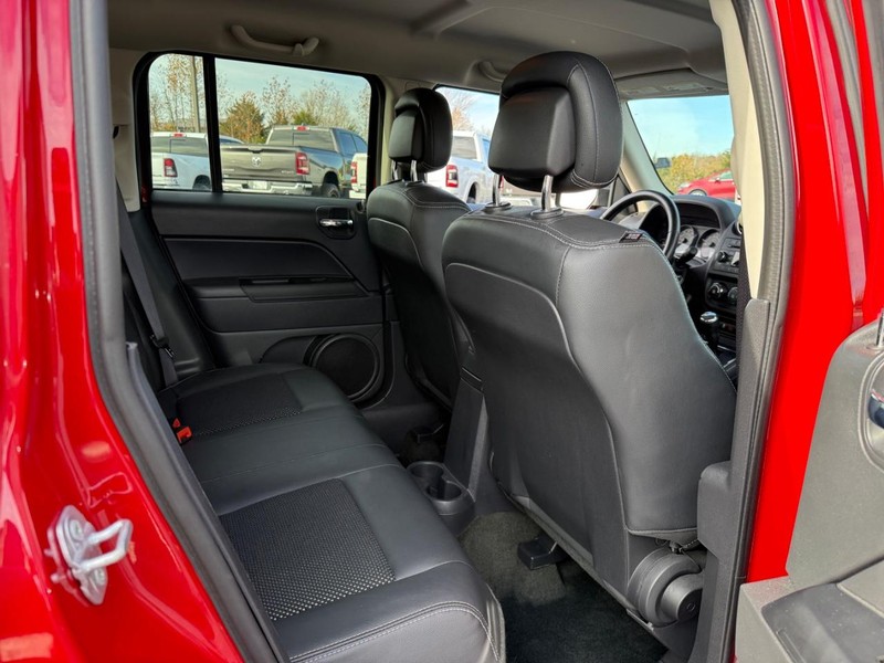 Jeep Patriot Vehicle Full-screen Gallery Image 11