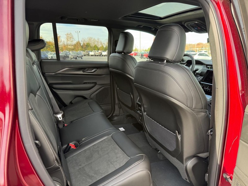 Jeep Grand Cherokee Vehicle Full-screen Gallery Image 5